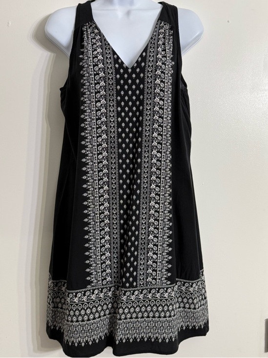 Old Navy Dresses & Skirts - Old Navy Black and White Floral V-Neck Dress size Medium